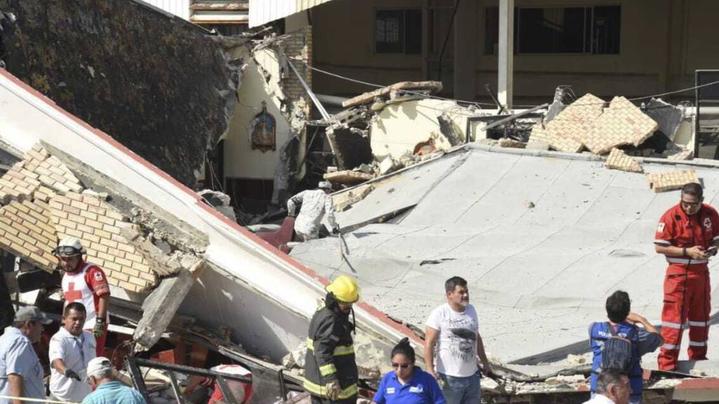 Rettungskräfte suchen inmitten von Trümmern der Kirche Santa Cruz in Ciudad Madero nach Überlebenden. Foto: Jose Luis Tapia/El Sol de Tampico/AP