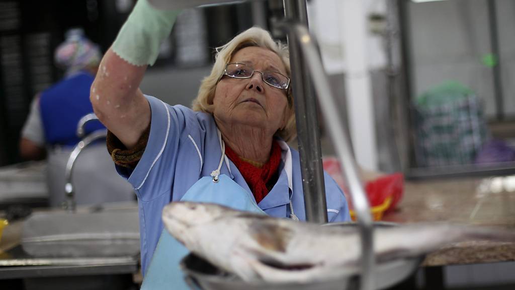 Eine portugiesische Fischhändlerin auf dem Markt in Lissabon. (Archivbild)
