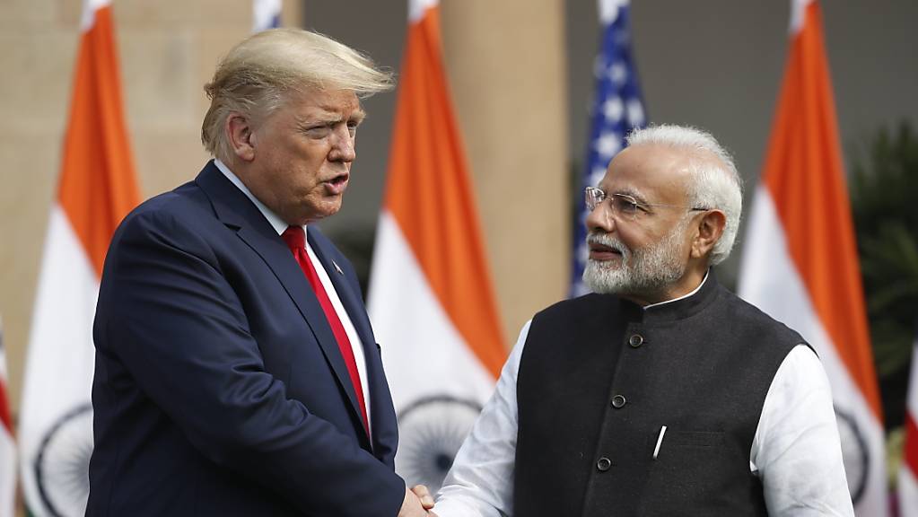 US-Präsident Donald Trump und der indische Ministerpräsident Narendra Modi beim Handshake vor ihren Gesprächen in Neu Delhi.