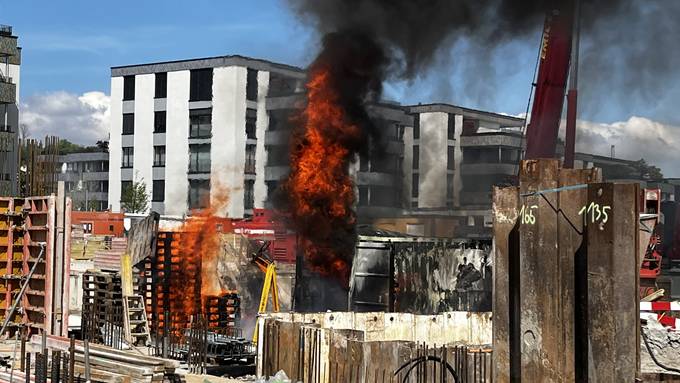 Baustellen-Container in Rapperswil-Jona brennt komplett aus