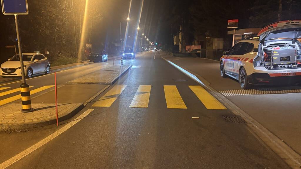 Der Unfall ereignete sich bei einem Fussgängerstreifen vor einer Bushaltestelle.