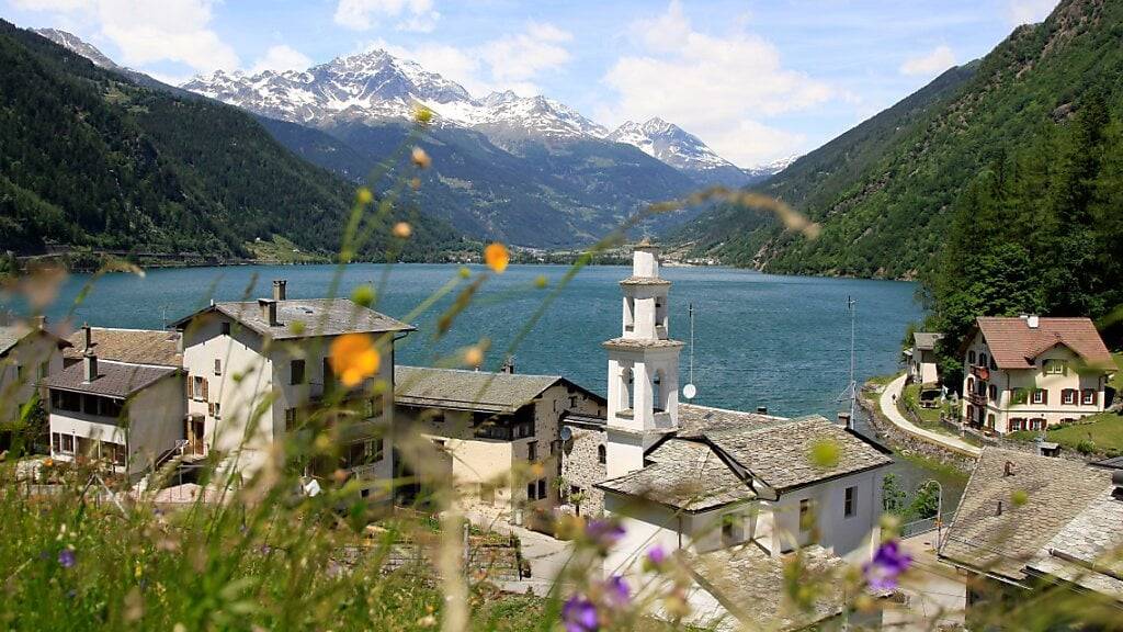 Das Ufer des Lago di Poschiavo in Miralago im bündnerischen Puschlav. Die Bündner Regierung will die mediale Versorgung in dieser italienischsprachigen Region verbessern, ebenso wie im Bergell und im Misox. (Archivbild)