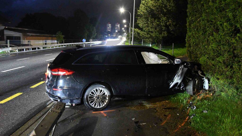 Ein 36-jähriger Lenker ist laut Stadtpolizei Chur am Donnerstagabend bei einem Selbstunfall leicht verletzt worden.