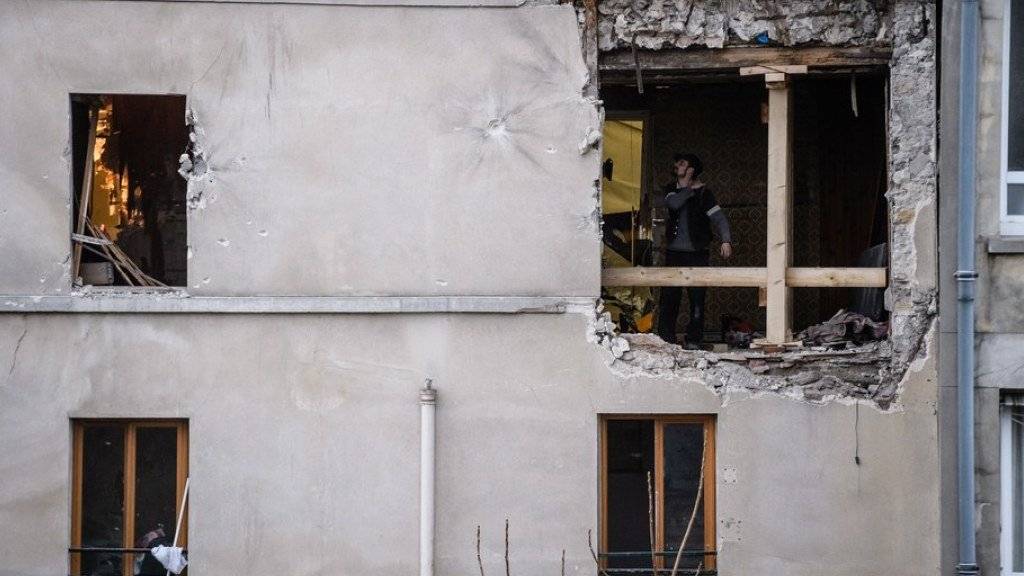 Aussenaufnahme der von der Polizei gestürmten Wohnung im Pariser Vorort Saint-Denis, welche der Hauptangeklagte den Islamisten zur Verfügung gestellt hatte. (Archiv)