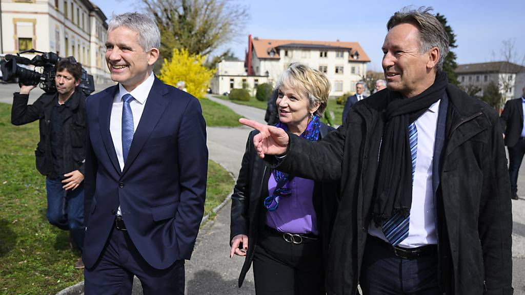 Bundesrat Beat Jans (links) machte sich am Mittwoch zusammen mit den Neuenburger Regierungsmitgliedern Alain Ribaux und Florence Nater ein Bild von der Situation im Bundesasylzentrum Boudry NE.