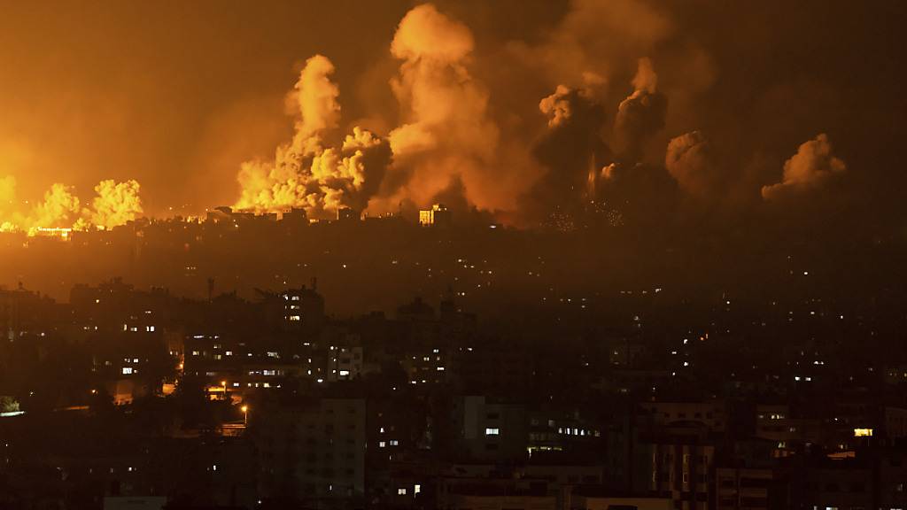 dpatopbilder - Feuer und Rauch steigen nach einem israelischen Luftangriff auf den Gazastreifen auf. Foto: Fatima Shbair/AP/dpa