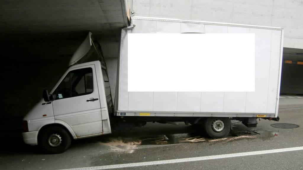 Fatale Fehleinschätzung: Dieser Lieferwagen krachte gegen die Unterführung. Bild: Kapo TG