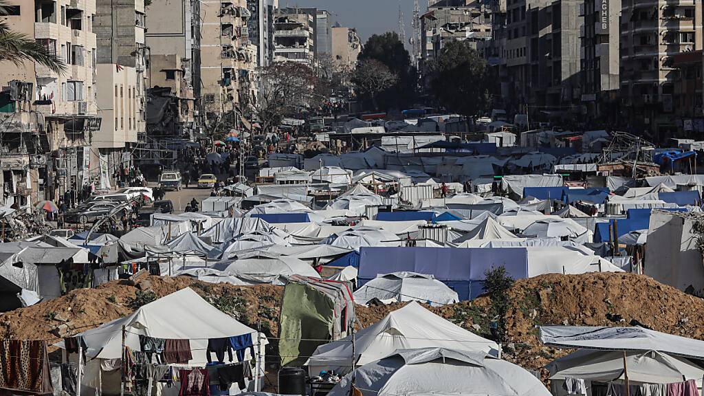 ARCHIV - Zelte von vertriebenen Palästinensern aus dem nördlichen Gazastreifen werden in der Nähe von zerstörten Gebäuden in Gaza-Stadt aufgestellt, nachdem die israelische Armee die Evakuierung von Gebieten im nördlichen Gazastreifen angeordnet hat. Foto: Omar Ashtawy/APA Images via ZUMA Press Wire/dpa