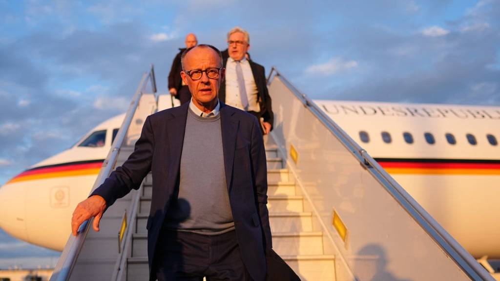 Bundeskanzler Friedrich Merz (CDU) geht die Gangway vom Airbus A321 der Luftwaffe auf dem Flughafen von Rzeszow hinunter. Der Kanzler reist von Rzeszow weiter nach Kiew. Foto: Kay Nietfeld/dpa