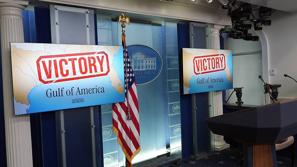 ARCHIV - Monitore sind hinter dem Podium im James Brady Press Briefing Room im Weißen Haus zu sehen. Foto: Alex Brandon/AP/dpa