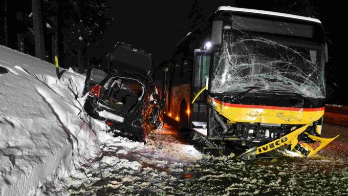 Zwei Personen sterben bei Zusammenstoss mit Postauto