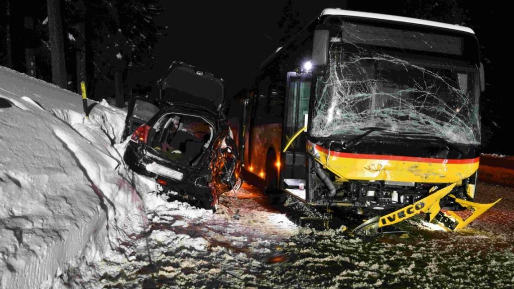 Bei der seitlich-frontalen Kollision mit dem Postauto starben die beiden Autoinsassen.