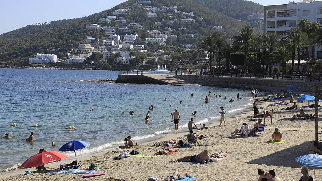 ARCHIV - Der Strand von Santa Eulalia auf Ibiza. Foto: Clara Margais/dpa