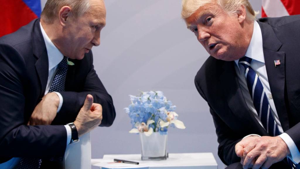 ARCHIV - Wladimir Putin (l), Präsident von Russland, und US-Präsident Donald Trump. Foto: Evan Vucci/AP/dpa/Archivbild