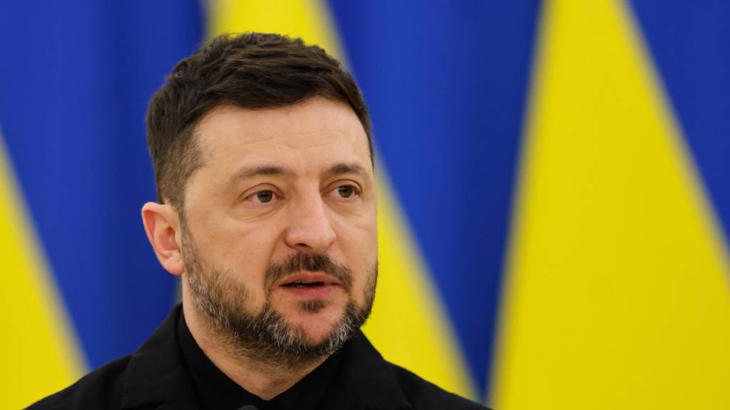 ARCHIV - Der ukrainische Präsident Wolodymyr Selenskyj spricht während einer gemeinsamen Pressekonferenz mit dem litauischen Präsidenten Nauseda und dem polnischen Präsidenten Nawrocki im Präsidentenpalast in Vilnius. Foto: Mindaugas Kulbis/AP/dpa
