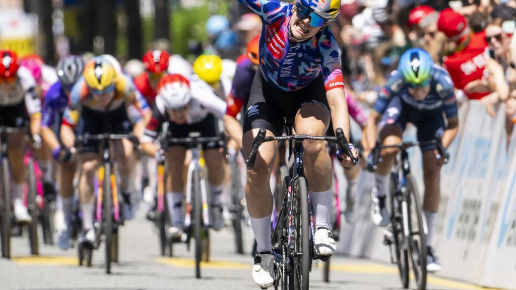Zoe Bäckstedt setzt nach dem erfolgreichen Sprint zum Jubel an