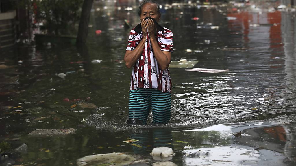 Zahl der Toten nach Überschwemmungen in Indonesien steigt ...