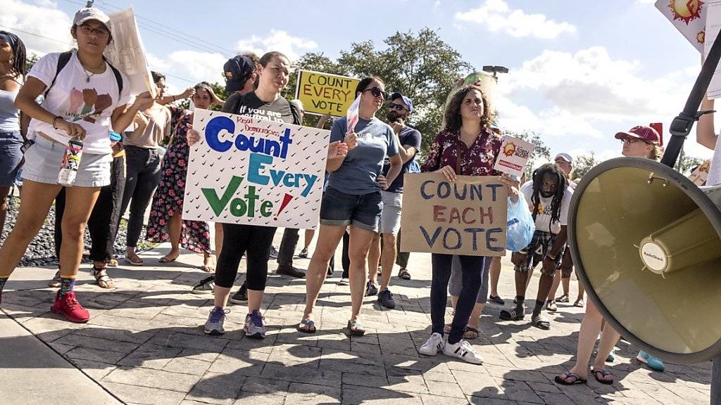 Demonstranten fordern in Miami eine Neuauszählung der Stimmen.