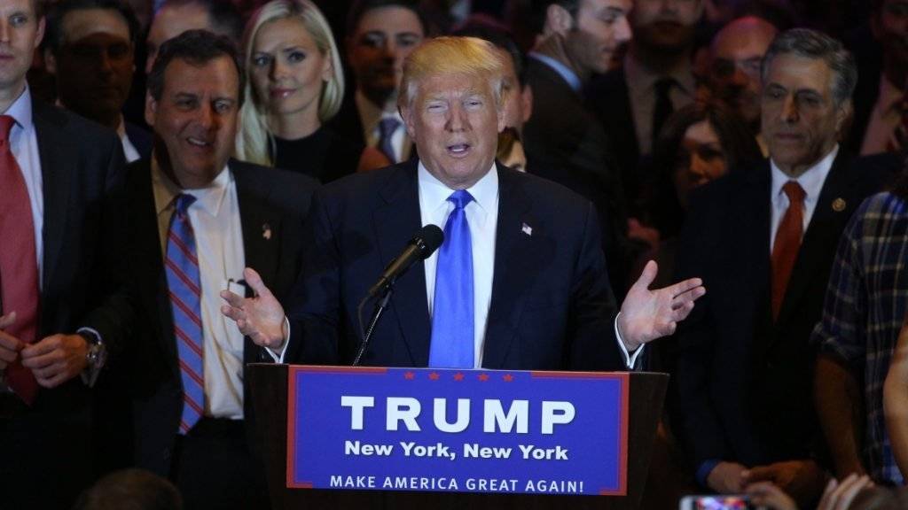Donald Trump, hier bei der Siegesrede in seinem Trump Tower in New York, ist kaum mehr aufzuhalten: Der 69-Jährige siegte am Dienstag bei den Vorwahlen in allen fünf Staaten, in den gewählt wurde.