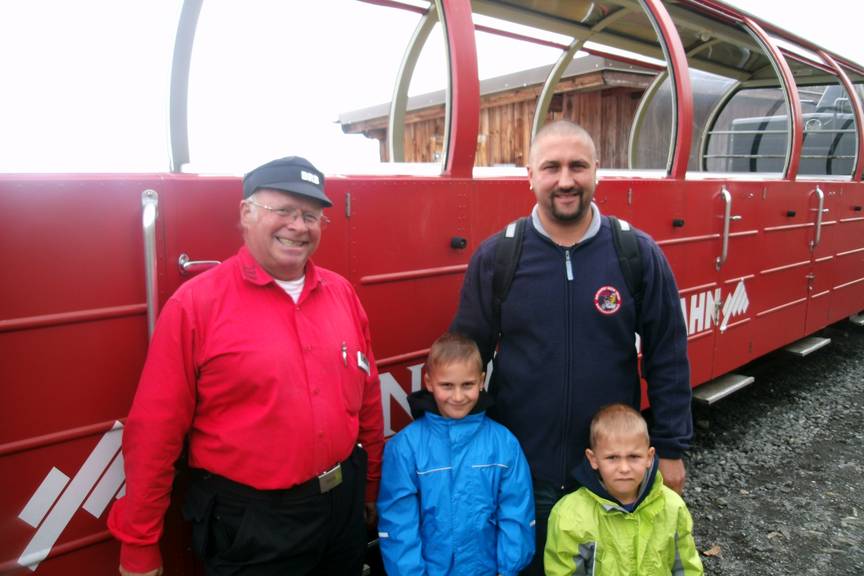 Zugbegleiter BRB Martin Biber mit Ausflugsgästen auf dem Brienzer Rothorn.