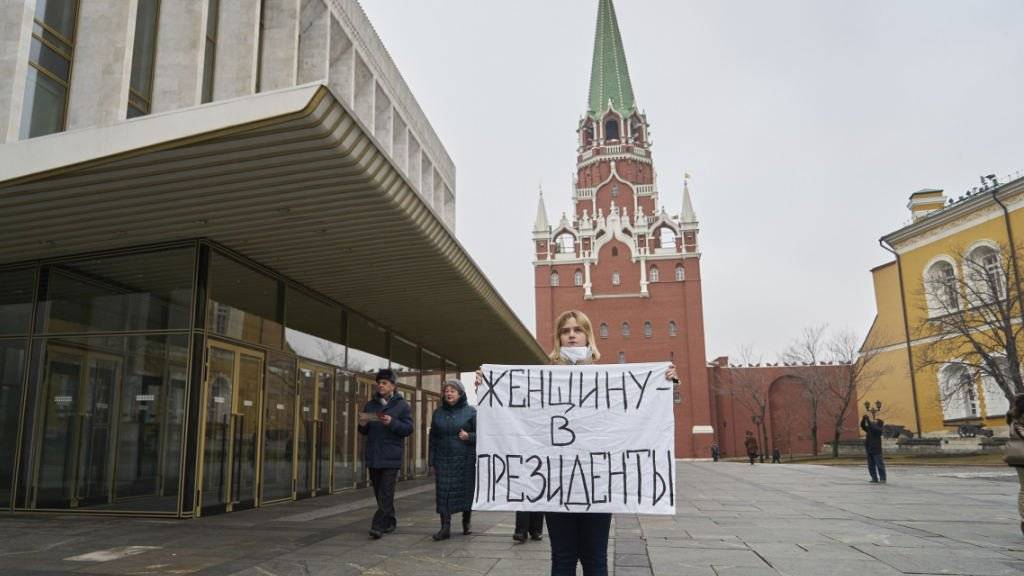 «Eine Frau als Präsidentin» fordert diese Frau mit ihrem Plakat in Moskau.