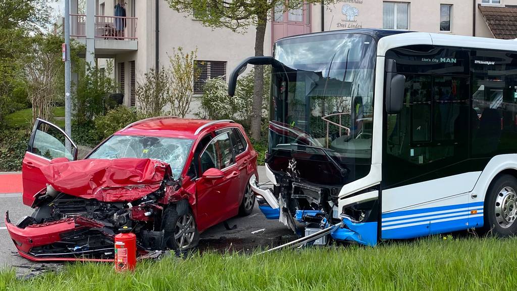 Autofahrer bei Kollision mit Bus schwer verletzt
