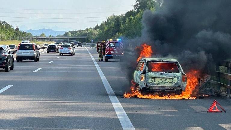 Auto steht auf A1 bei Utzenstorf in Flammen 