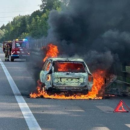Auto steht auf A1 bei Utzenstorf in Flammen 