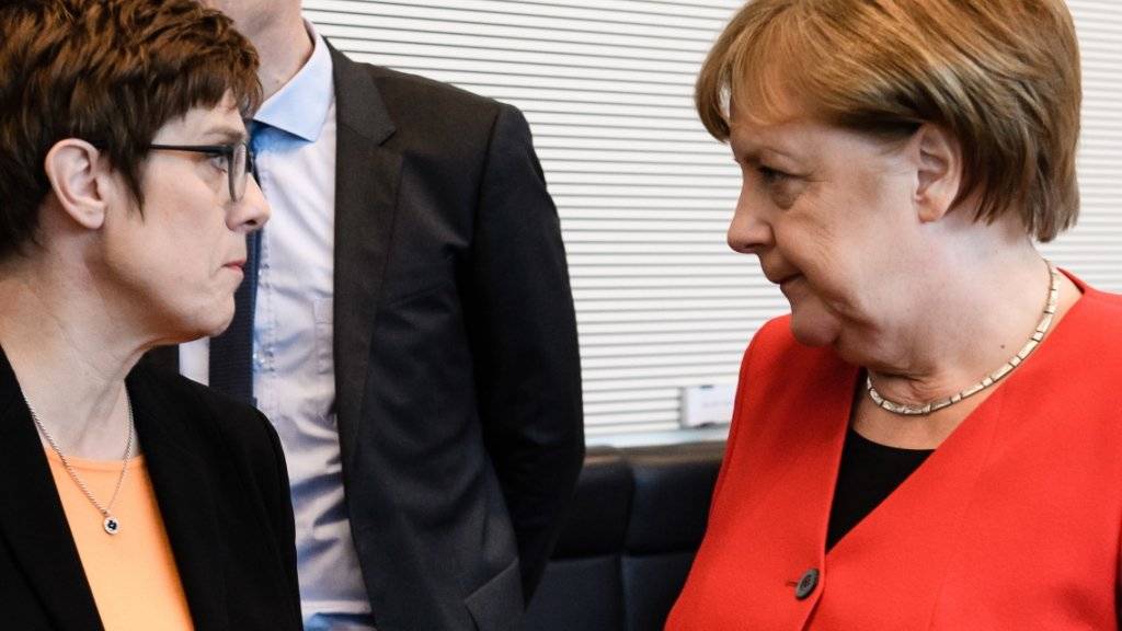 Die Grosse Koalition in Deutschland hat am Dienstagabend unter der Führung der deutschen Kanzlerin Angela Merkel (rechts) ihren Streit um bessere Arbeitsbedingungen in der Paketbranche sowie um Bürokratieabbau beigelegt.
