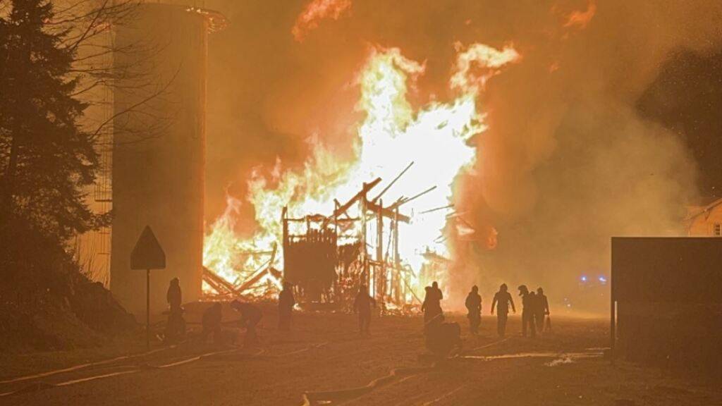 Das Industriegebäude stand in Vollbrand, als die Feuerwehr eintraf.