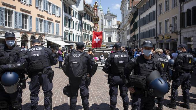 Grossaufgebot der Solothurner Kantonspolizei gegen Corona-Demo