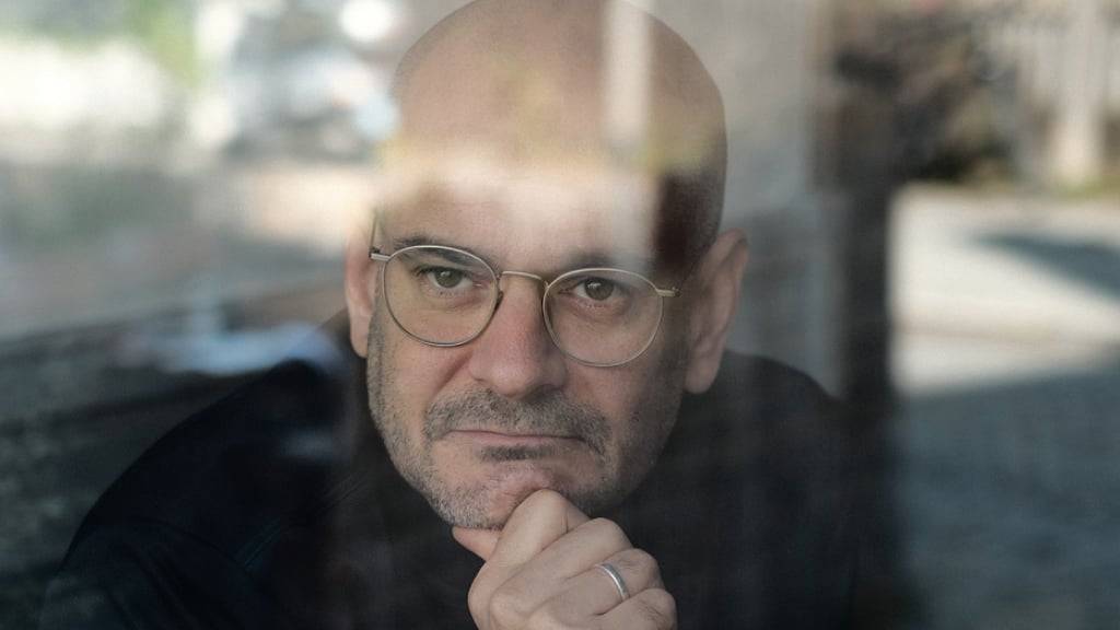 Der Autor Jonas Lüscher wird für seinen Roman «Verzauberte Vorbestimmung» mit dem Spycher: Literaturpreis Leuk 2025 ausgezeichnet. Der Preis ist verbunden mit einem Schreibaufenthalt in Leuk.