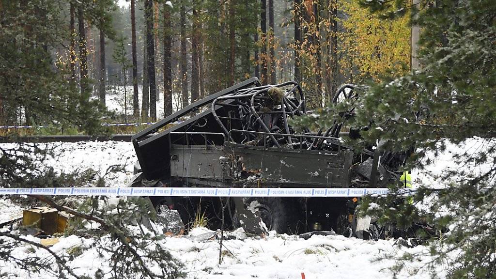 Beim Zusammenstoss mit einem Zug ist in Finnland ein Militärfahrzeug völlig zerstört worden. Vier Menschen starben.