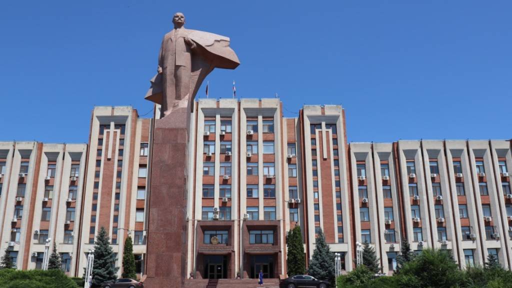 ARCHIV - Eine Lenin-Statue steht vor dem Parlamentsgebäude in Tiraspol im Separatistengebiet Transnistrien. Foto: Hannah Wagner/dpa