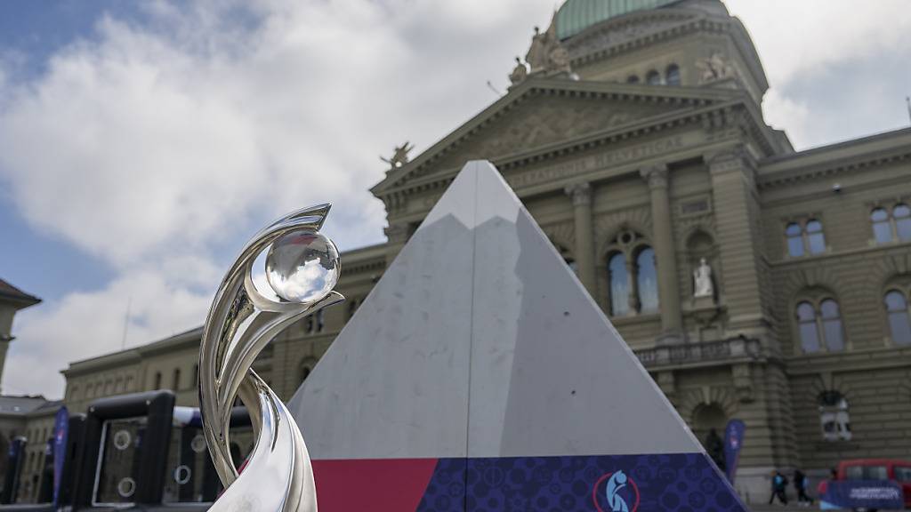 Um diesen Pokal spielen die besten Fussballerinnen im Juli 2025 in der Schweiz