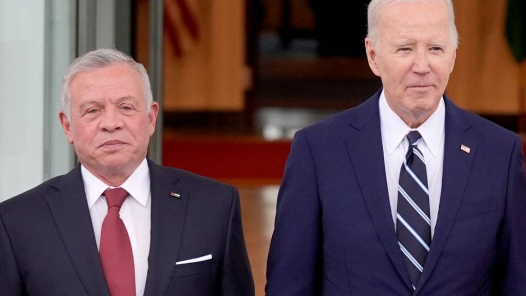 US-Präsident Joe Biden (l) und der jordanische König Abdullah II. stehen auf dem Nordportikus des Weißen Hauses. Foto: Evan Vucci/AP