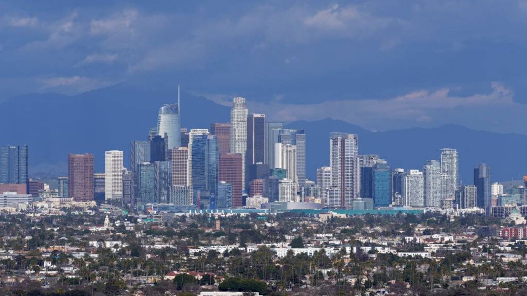 ARCHIV - Die Skyline von Los Angeles ist von einem Aussichtspunkt in Baldwin Hills aus zu sehen. Foto: Damian Dovarganes/AP/dpa