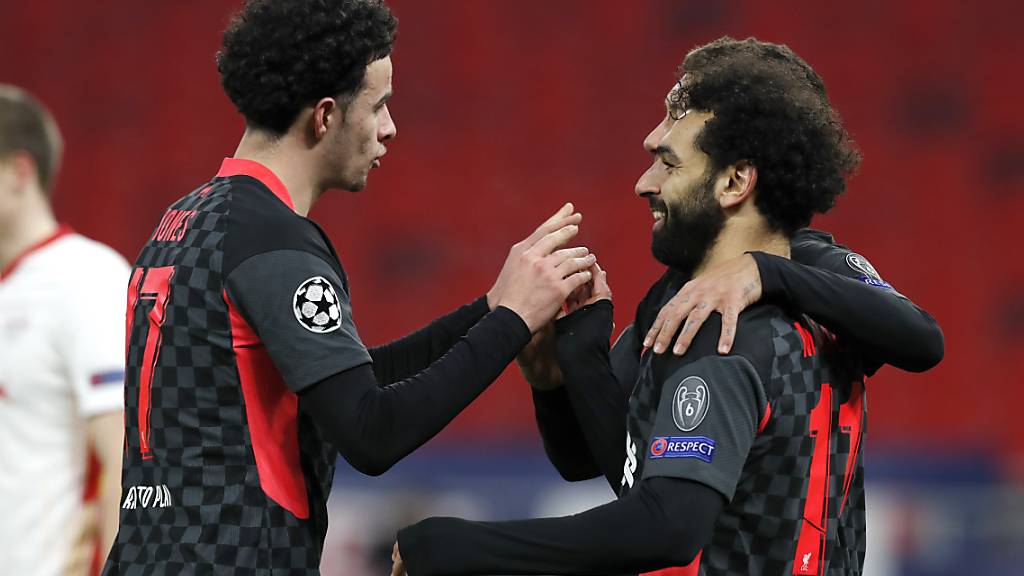 Mohamed Salah (rechts) wird für das Liverpooler Führungstor beglückwünscht