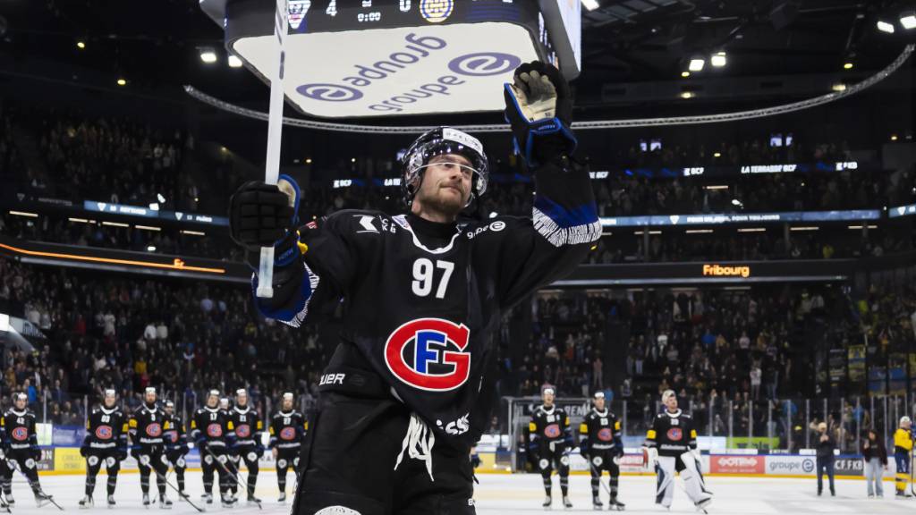 Nathan Marchon wird von den Gottéron-Fans gefeiert