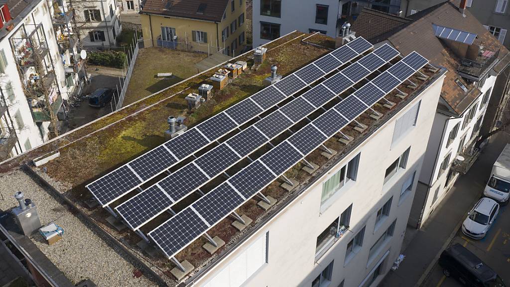 Grüne, Grünliberale und SP fordern eine Solaranlagen-Pflicht nicht nur für Neubauten, sondern auch für bestehende Gebäude. (Symbolbild)