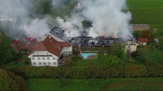 Flammeninferno zerstört Wohnhaus mit Scheune