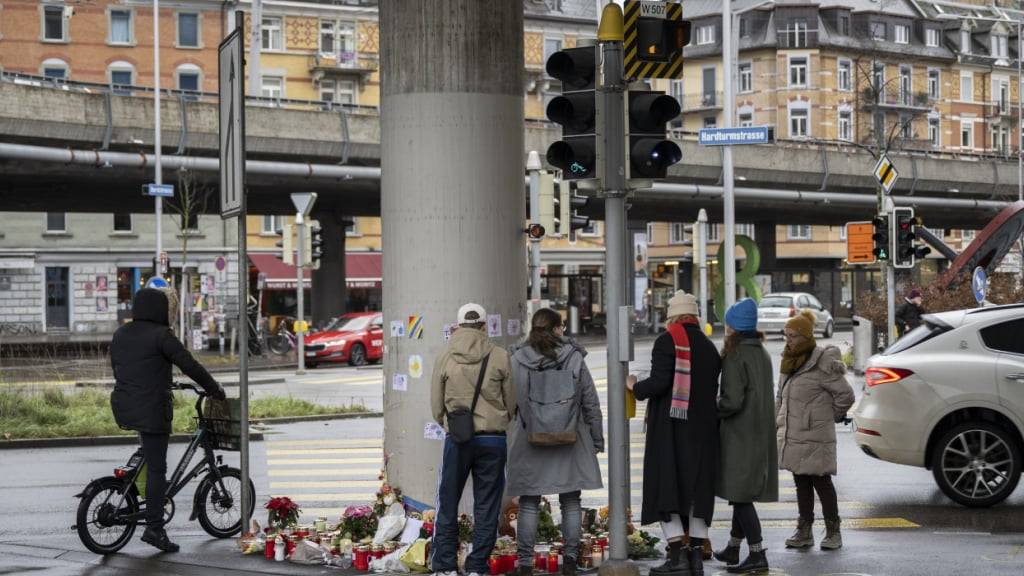 Ein 5-Jähriger war Ende 2022 beim Escher-Wyss-Platz ums Leben gekommen. Es wurde eine Gedenkstätte in der Nähe des Unfallorts erstellt. (Archivbild)
