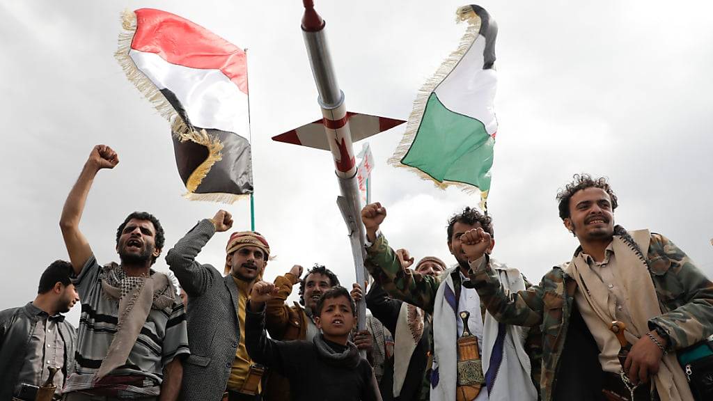 ARCHIV - Die Huthi greifen seit Mitte November verstärkt Handelsschiffe an, die den Golf von Aden und das Rote Meer an der jemenitischen Küste entlang durchqueren. Foto: Osamah Abdulrahman/AP/dpa