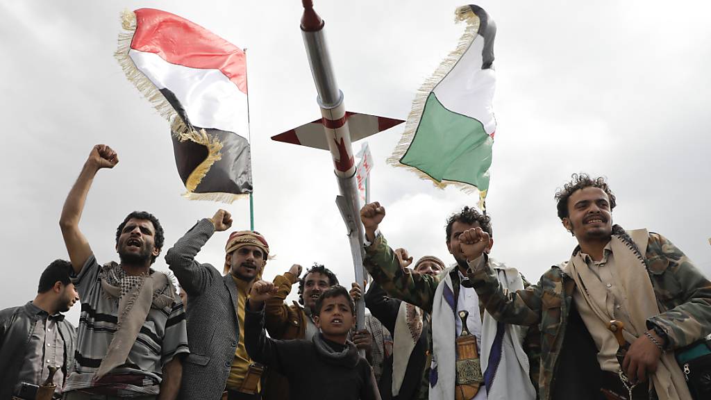 ARCHIV - Die Huthi greifen seit Mitte November verstärkt Handelsschiffe an, die den Golf von Aden und das Rote Meer an der jemenitischen Küste entlang durchqueren. Foto: Osamah Abdulrahman/AP/dpa