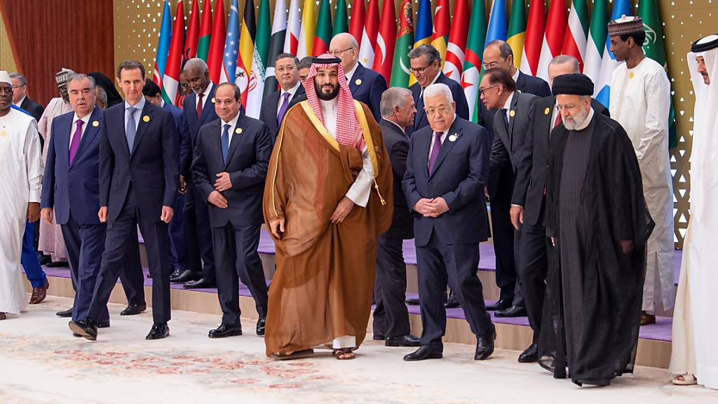 dpatopbilder - Baschar al-Assad (3.v.l.), Präsident von Syrien, Abdel Fattah al-Sisi (4.v.l), Präsident von Ägypten, Mohammed bin Salman (M), Kronprinz von Saudi Arabien, Mahmud Abbas (3.v.r), Präsident  der Palästinenser, Ebrahim Raisi (2.v.r.), Präsident des Iran und Tamim bin Hamad Al Thani, Emir von Katar, verlassen das Gebäude nach dem Gruppenfoto während des Notstandsgipfels der Arabischen Liga. Staatschefs arabischer und weiterer islamischer Staaten haben am Samstag bei einem außerordentlichen Gipfeltreffen in der saudischen Hauptstadt Riad über den Gaza-Krieg beraten. Foto: -/Saudi Press Agency/dpa