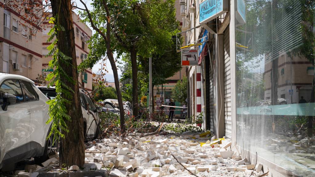 Ziegelsteine aus der Fassade eines Hauses liegen nach einem weiteren Erdbeben auf der Straße. Foto: Arsenio Zurita/EUROPA PRESS/dpa