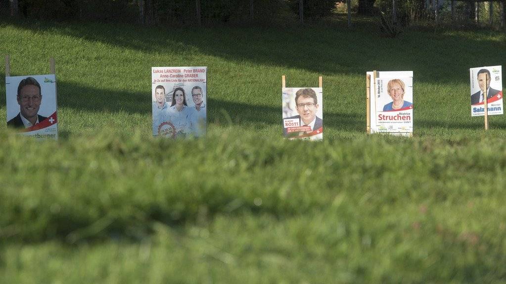 Wahlplakate von diversen Kandidaten und Kandidatinnen. (KEYSTONE/Marcel Bieri)
