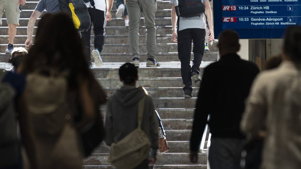 Rund zwei Drittel der Winterthurerinnen und Winterthurer fühlen sich an bestimmten Orten in der Stadt nicht sicher. Dazu gehören der Hauptbahnhof (im Bild), der Merkurplatz hinter dem Manor, der wieder zunehmend von Drogensüchtigen frequentiert wird, aber auch Unterführungen generell. (Symbolbild)