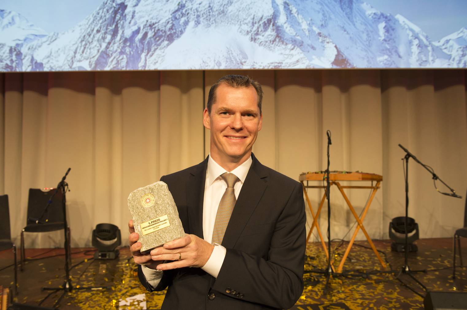Clemens Hunziker, Direktor des Hotels Schweizerhof Luzern, mit dem gewonnenen MILESTONE 2014.