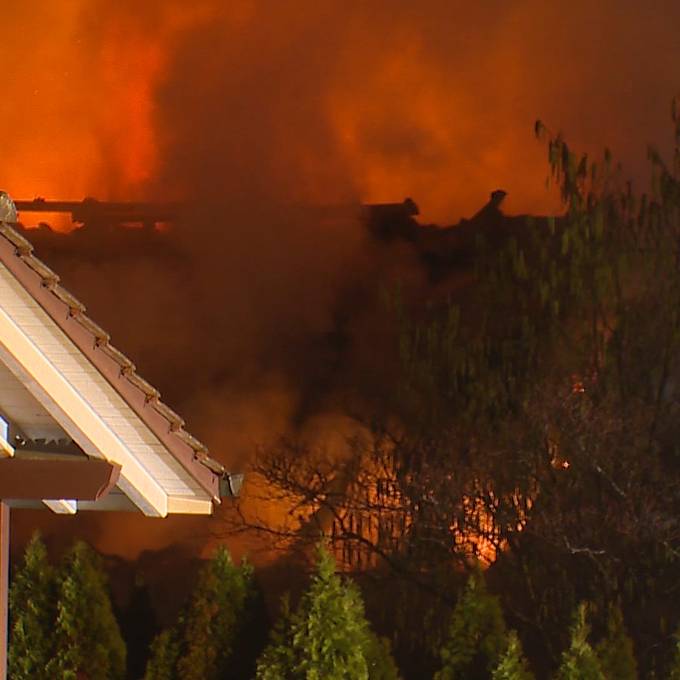 Brand verursacht hohen Sachschaden – Bilder zeigen Ausmass der Flammen